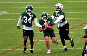 Isaiah Davis está agarrando o ombro porque os suprimentos estão crescendo no acampamento de Jets Jogadores de Nova York se exercitam.