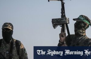 Israel diz que matou o porta -voz sênior do Hamas em Gaza Os palestinos deslocados que fogem da faixa de Gaza do norte se movem com seus pertences ao longo da estrada marítima, perto de Wadi Gaza, no sábado.