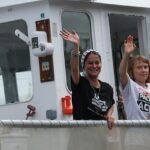 A ativista sueca Greta Thunberg onda enquanto partia da flotilha global de Sumud, uma expedição humanitária a Gaza, no porto de Barcelona, ​​Espanha, 31 de agosto de 2025
