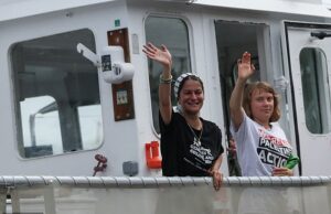 Israel ‘está se preparando para jogar Greta Thunberg em uma célula de terror’ como acionistas eco-acionistas suecos na 2ª Flotilha Liberty ‘Liberty’, ligada a Gaza A ativista sueca Greta Thunberg onda enquanto partia da flotilha global de Sumud, uma expedição humanitária a Gaza, no porto de Barcelona, Espanha, 31 de agosto de 2025