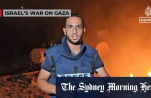 Israel mata o jornalista da Al Jazeera para ser um líder do Hamas Os palestinos caminham pelo rosto do acampamento na praia em Gaza City no domingo.