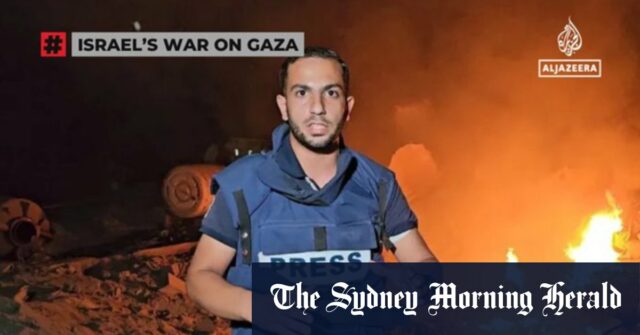 Os palestinos caminham pelo rosto do acampamento na praia em Gaza City no domingo. 