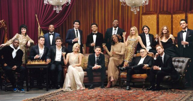 Saturday Night Live - Tiro do elenco da temporada 50 - foto: (LRA LRA) Sarah Sherman, Kenan Thompson, Michael Longfellow, Emil Wakim, Devon Walker, Chloe Fineman, Jane Wickline, Ashley Padilla, Andrew Diskes; (Linha inferior LR) Michael Che, Colin Jost, mar