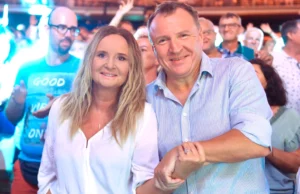 Jacek Korski e sua esposa homenagearam o juramento em Carol Nawrocki. Danças e Disco Polo (vídeo) Jacek Korski e sua esposa homenagearam o juramento em Carol Nawrocki. Danças e Disco Polo (vídeo)