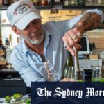 O barman John Murphy mistura Sauvignon Blanc com Jalapenos em bar, Automatic Slim's na cidade de Nova York.