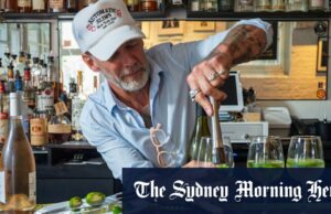 Jalapenos em Sauvignon Blanc? Para o próximo verão O barman John Murphy mistura Sauvignon Blanc com Jalapenos em bar, Automatic Slim's na cidade de Nova York.