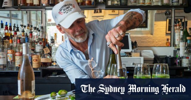 O barman John Murphy mistura Sauvignon Blanc com Jalapenos em bar, Automatic Slim's na cidade de Nova York.