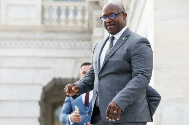 Jamaal Bowman, Pick for Education Mamdani, administrou uma escola radical em Nova York sem licença

