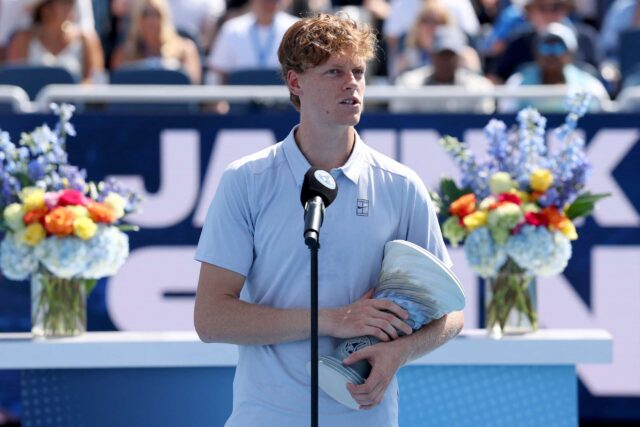 Jannik Sinner, número um do mundo, que foi forçado a se aposentar durante a final do Cincinnati Open, e a parceira Katerina Siniakova se retirou do empate em duplas mistas do US Open, confirmaram os organizadores de torneios na terça -feira.