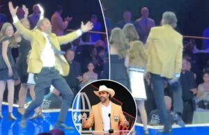 Jared Allen rasga as calças, comemorando o saco no Hall of Fame Induction Jared Allen rasga as calças, comemorando o saco no Hall of Fame Induction