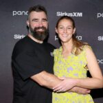 Kylie Kelce anuncia que está jogando um podcast