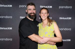 Jason Kelce diz que Kylie Kelce não está “completamente” confortável no centro das atenções Kylie Kelce anuncia que está jogando um podcast