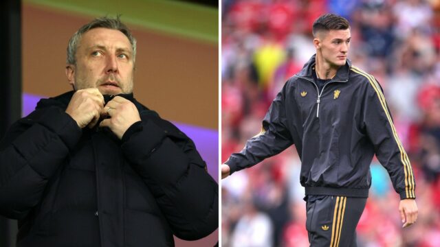 O ex -atacante do RB Leipzig Benjamin Sesko reconhece os fãs do Manchester United antes da partida amigável entre o Manchester United e o Old Trafford Fiorentina em 2025 em Manchester, Inglaterra.