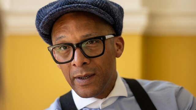 Jay Blades, apresentador da série BBC 'The Repain Shop', acusado de duas posições de estupro

