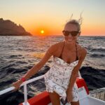 Jenni Falconer, 49, chiou em um biquíni preto enquanto desfruta de um feriado divertido com sua família raramente vista