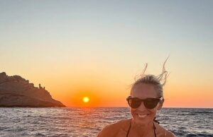 Jenni Falconer está deslumbrante em um biquíni preto, enquanto mergulha de um iate luxuoso com uma família raramente visto. Jenni Falconer, 49, chiou em um biquíni preto enquanto desfruta de um feriado divertido com sua família raramente vista