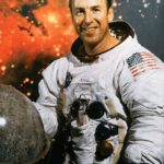 Jim Lovell, um veterano de quatro missões espaciais, ajudou a transformar uma missão lunar fracassada em um sucesso, trazendo a tripulação de volta à Terra depois que um tanque de oxigênio explodiu