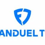 Fundo branco com TV Fanduel escrita em Blue e o logotipo da empresa que parece um escudo logo acima do meio. Jockey Joe Talamo anunciado como um novo analista de corridas de TV Fanduel
