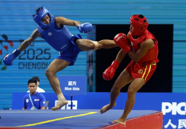 Arquivo - Carlos Baylon Jr (à esquerda) durante o concurso Wushu Sanda de 2025 Jogos Mundiais. -