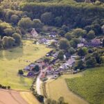 Cerca de 500 pessoas na diminuta vila de Longstock, perto de Andover, estão bebendo a água de garrafas fornecidas pela propriedade vizinha Leckford nos últimos quatro meses