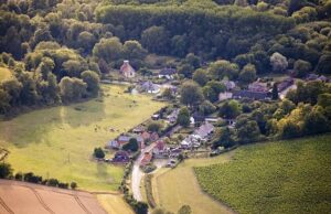 John Cerca de 500 pessoas na diminuta vila de Longstock, perto de Andover, estão bebendo a água de garrafas fornecidas pela propriedade vizinha Leckford nos últimos quatro meses