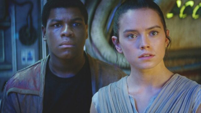 John Boyega assumiu que Finn se tornaria um Jedi na trilogia de 'Star Wars' e King 'se voltaria contra ele como' Obi-Wan e Darth Vader '

