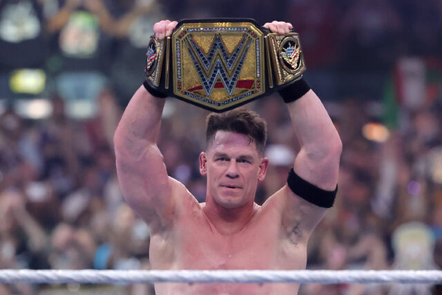 John Cena brinca com sua WWE "Soulmate"



