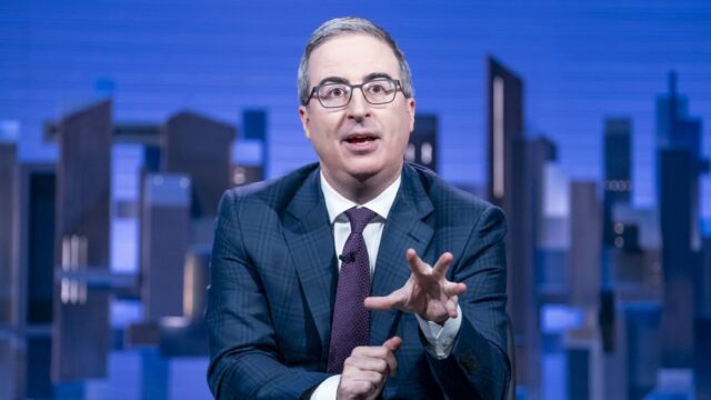 John Oliver dá sua opinião honesta sobre a reunião de Trump com Putin



