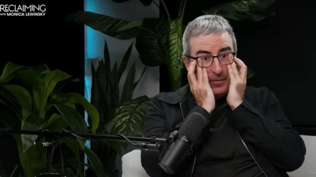 John Oliver rasga as memórias de "Na semana passada hoje à noite" Monica Levinski "Entrevista" Lei Massive de Confiança "|

