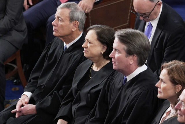 John Roberts se junta a todos os juízes liberais na Suprema Corte dissidência



