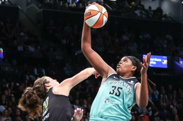 Jonquel Jones, que marcou 15 pontos, reflete durante a vitória do Liberty 85-76 sobre o Wings em 5 de agosto de 2025.