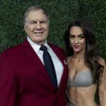 Jordon Hudson bate bate -paps em Awkward Bill Belichick, comentários de entrevista tem um dia despreocupado em Nantucket