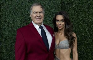 Jordon Hudson compartilha uma nova foto de Bill Belichick com um rosto desafiador Jordon Hudson bate bate -paps em Awkward Bill Belichick, comentários de entrevista tem um dia despreocupado em Nantucket