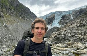 Jornalista que não conseguiu embarcar em voos para o Reino Unido depois que a caminhada solo na Noruega foi encontrada viva, mas gravemente ferida “depois de sobreviver cinco dias com muito pouca comida” Alec Luhn, 38, (foto) é um repórter americano que trabalhou para várias lojas de prestígio