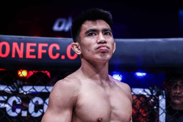 Um lutador de campeonato e campeão de peso de palha, Joshua Pacio.