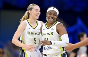 “Juicy”: Arike Ogunbowale, Paige Bueckers Style na temporada de estreia com o ataque da corte de uma maneira sincera de reagir Arike Ogunbowale, Maddy Siegrist e Haley Jones, uma única palavra de Bueckers no post (fonte: Instagram/ Paige Bueckers)