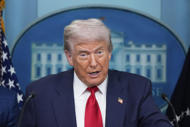 Julgamento nomeado por Trump trata o buraco legal para a Casa Branca

