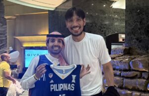 June Mar Fajardo compartilha um momento leve com fã saudita Gilas Pilipinas Great Man June Mar Fajardo, criador de conteúdo e fã do San Miguel Center com Thesaudipinoy.