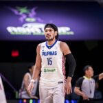Gilas Pilipinas June Mar Fajardo está na partida contra a Nova Zelândia na Copa Asiática da FIBA de 2025.