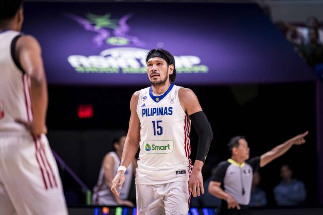 Gilas Pilipinas June Mar Fajardo está na partida contra a Nova Zelândia na Copa Asiática da FIBA de 2025.