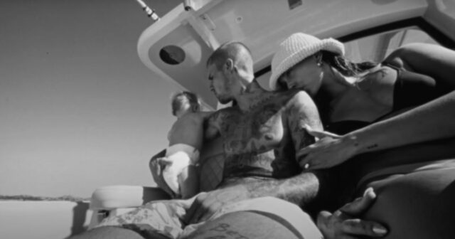 Justin Bieber mostra sua esposa Hailey e Baby Jack em um novo videoclipe

