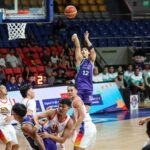 Converge Fiberxers Alec Stockton durante um jogo da PBA Philippine Cup contra o Phoenix Fuel Masters