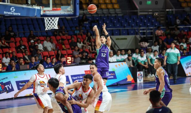 Converge Fiberxers Alec Stockton durante um jogo da PBA Philippine Cup contra o Phoenix Fuel Masters
