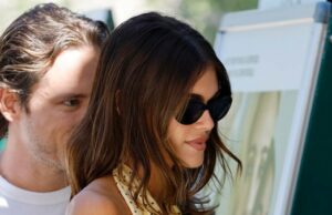 Kaia Gerber wows em Mergulhando Halter Top no dia de Veneza com Lewis Pullman Kaia Gerber avistou em Nova York com Lewis Pullman depois que Austin Butler dividiu 494