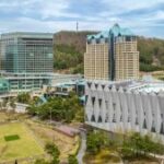 Edifício Kangwon Land Casino, verde ao redor do prédio.