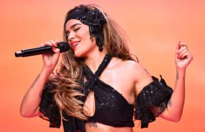 Karol G será apresentado no show de intervalo para a primeira transmissão exclusiva da NFL ao vivo no YouTube Karol G participa do segundo benefício anual do Fundo de Impacto Raro que apóia a saúde mental da juventude, organizada por Selena Gomez, nos estúdios da NYA em 24 de outubro de 2024 em Los Angeles, Califórnia.