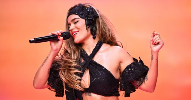 Karol G participa do segundo benefício anual do Fundo de Impacto Raro que apóia a saúde mental da juventude, organizada por Selena Gomez, nos estúdios da NYA em 24 de outubro de 2024 em Los Angeles, Califórnia. 