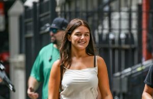 Katie Holmes ‘Mini-Me Suri, 19, feixes no conjunto de filmes de Nova York … antes de voltar para a faculdade na Pensilvânia Suri Cruise era uma filha fofa quando foi ao local de trabalho da mãe na quinta -feira à tarde