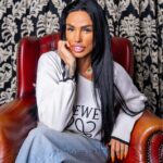 Katie Price finalmente quebra seu silêncio sobre a cuspida de Peter Andre, declarando que "não me deixa ser iluminada ou intimidada" depois que Peter Andre a acusou de vender falsidades infundadas.