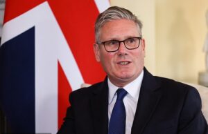 Keir Starmer instou a enfrentar a UE sobre novos cheques de férias difíceis nos cidadãos do Reino Unido Keir Starmer foi desafiado na noite passada a defender o Reino Unido e lutar contra novos cheques para cidadãos britânicos que viajam para a UE